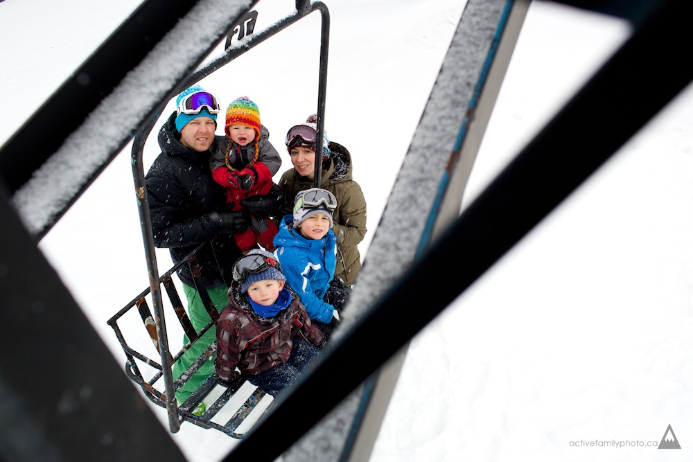 Active Family Photo family winter sports at Calabogie Peaks Resort