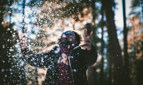 man-throwing-snow Man trowing snow
